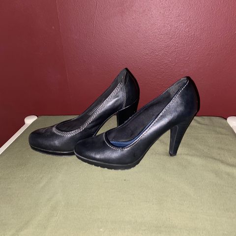 Svarte pumps str 39