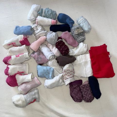 32 par sokker og 2 strømpebukser (1-2år)
