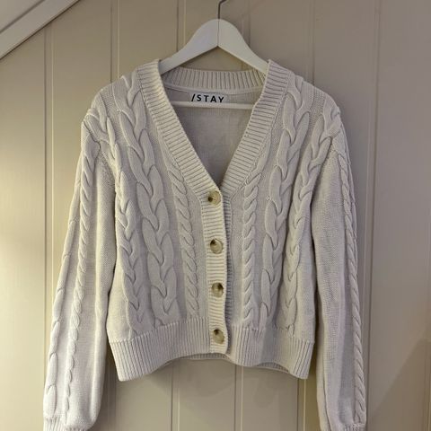Hvit genser med strikket mønster