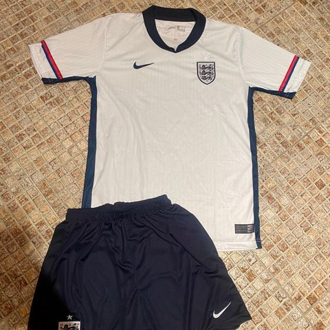 England landslagsdraktsett/ fotballtrøye (skjorte og shorts) str 164 (12-14 år)