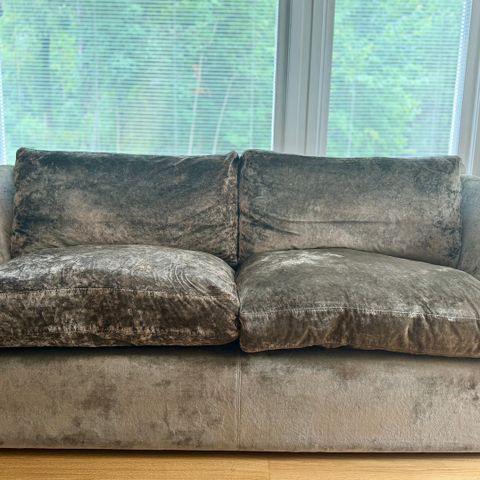 Elegant, myk og god sofa med dunputer