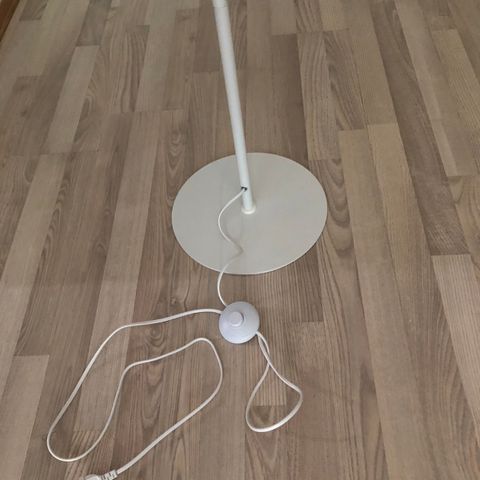 Ellen Gulvlampe selges kr 750 pr stk