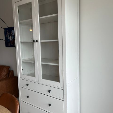 Hemnes vitrineskap