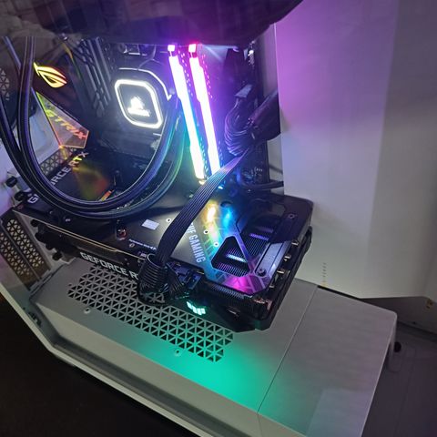 Selger kraftig gaming PC med RTX 3070Ti og 5900x