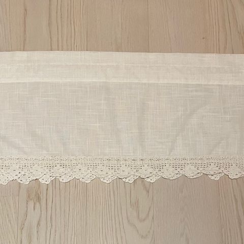 2 stk. Gardinkapper med heklekant - B:40 x L: 200 cm.