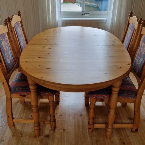 Furu spisebord med ileggsplate og fire stoler