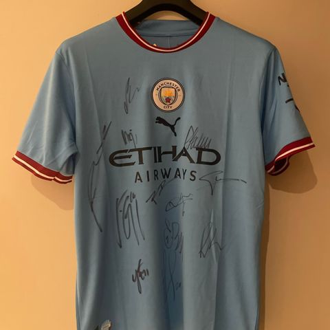 Manchester City treble jersy signert av Haaland