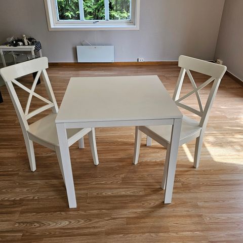 Kjøkkenbord med 2 stoler