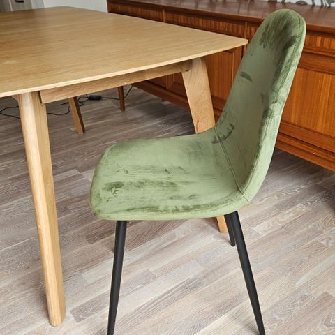 Spisebord 90 x 150 og 4 stoler i grønn velour