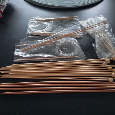 11 par bambus strikkepinner. Ubrukt. Størrelser 4, 2, 3, og 7. Kr kr 99 + porto