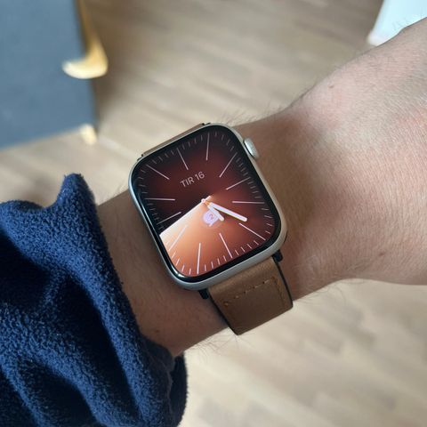 Selger Apple Watch Series 9, 45 mm (stjerneskinn)