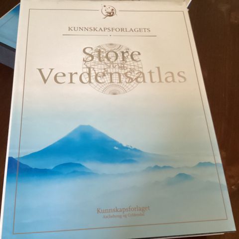 Kunnskapsforlaget store verdensatlas.