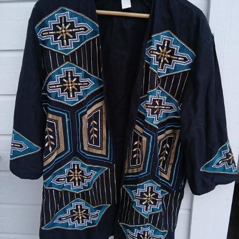 Original jakke med etnisk  mønster.