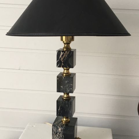 Elegant bordlampe i sort marmor og messing, Italia, 1950 tallet