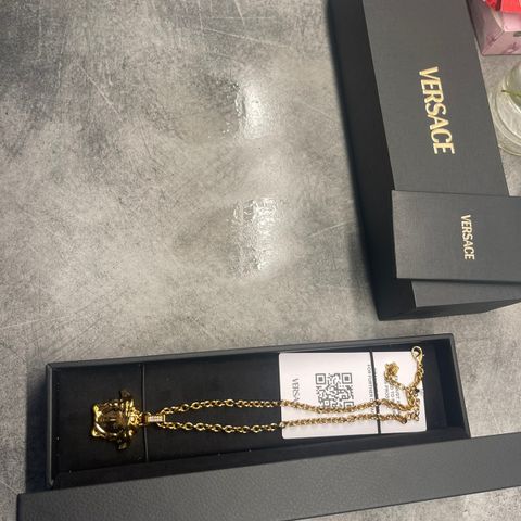 Versace smykke med medusa i gull