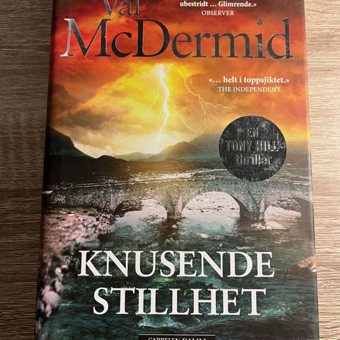 Bøker av "Queen of Crime", Val McDermid (flere av dem signerte)