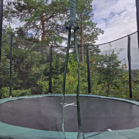 Trampoline selges