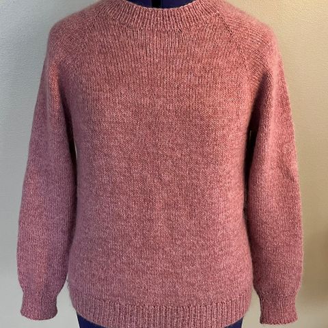 Petitknit strikkegenser