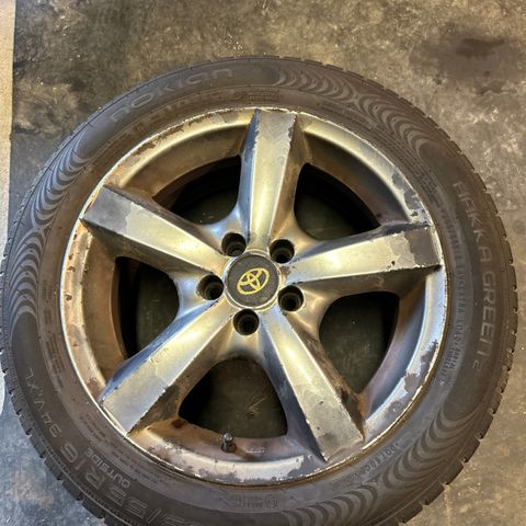 Hakka green 2 205/55 r 16 94 v ett dekk på felg.