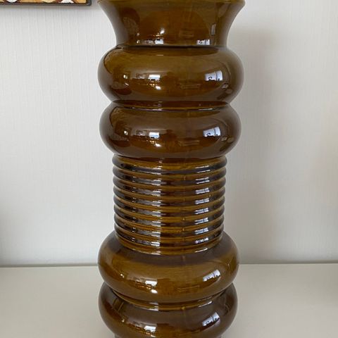 Eldre (nummerert) vase i keramikk 41 cm høy
