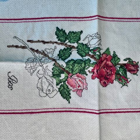 MARKS & KATTENS ROSE BRODERI - FERDIG MEN IKKE MONTERT