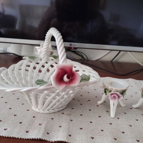 Italiensk flettet porselenskurv og to lysestaker med blomster