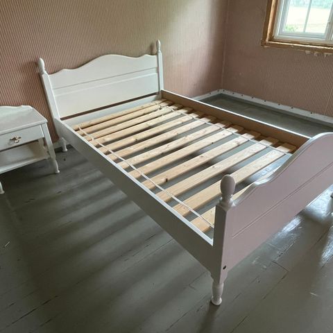 Hvit seng 120 cm bredde pluss nattbord