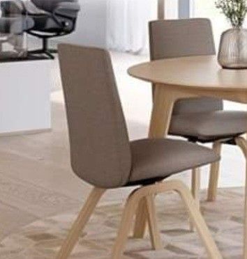 Stressless eller Ekornes regulerbar spisestuestol.