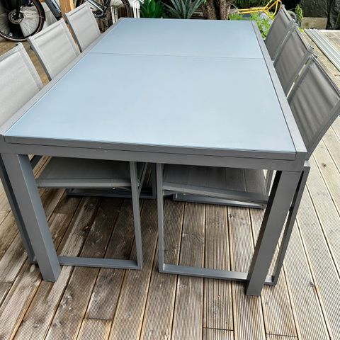Spisebord + Seks stoler