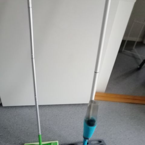 En swiffer og en mopp