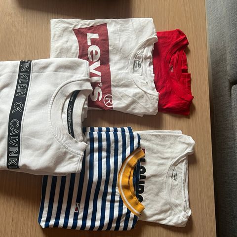 4 T-shirts og Calvin Klein genser selges.