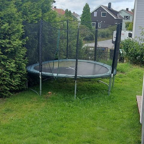 Fæl trampoline gis bort