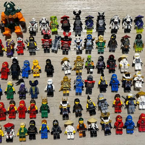 Masse Lego Ninjago Minifigurer selges rimelig