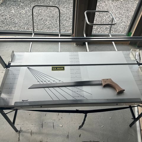 Glava skjærebord med kniv - benyttet privat til et byggeprosjekt