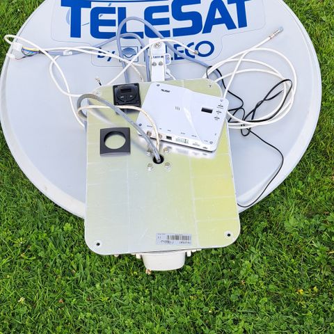 Lite brukt Telesat parabol til bobil selges rimelig. (Komplett m/ledninger)