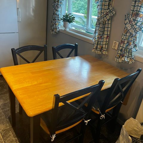 Kjøkkenbord med klaff med stoler