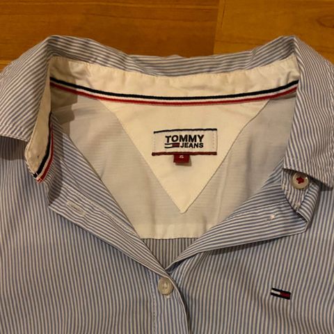 Tommy Hilfiger Jeans innsvinget skjorte i hvit/blå stripet i str S