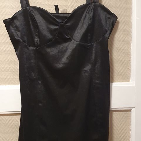 Kort sort kjole fra H/M str 42