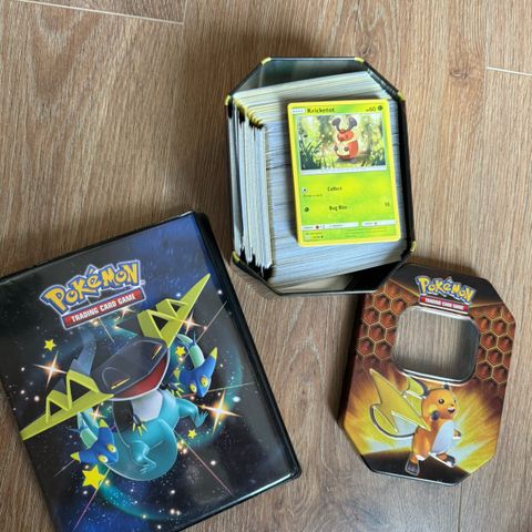Circa 500 Pokemon kort med boks og perm