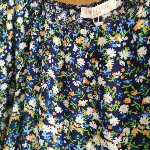 Fin blomstret sommerkjole (bilde av stoffet på forside-bildet)