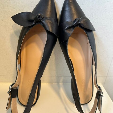 Elegant flat slingback fra Bianco. Str. 39, svart skinn