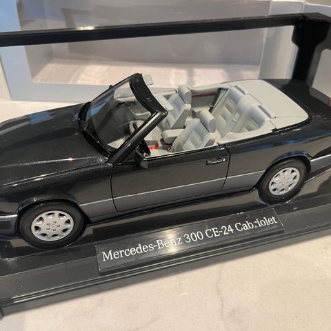 Mercedes-Benz 300CE Cabriolet, 1:18, modellbil fra Norev