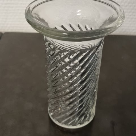 Glassvase med spiralmønster