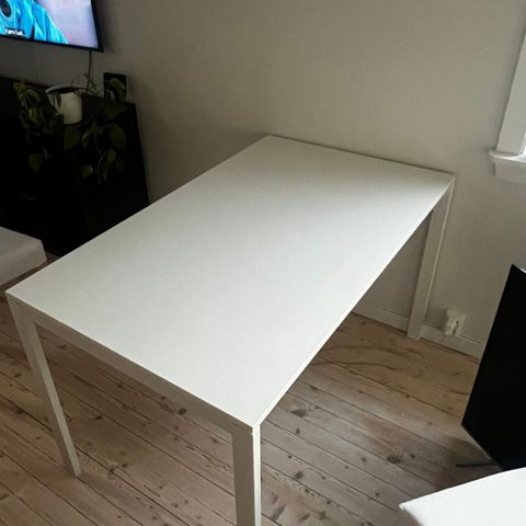 [RESERVERT] Melltorp spisebord +  IKEA Harry stoler (om ønskelig) selges