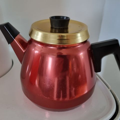 Fin, rød retro Triangel  kaffekjele, Made in Norway