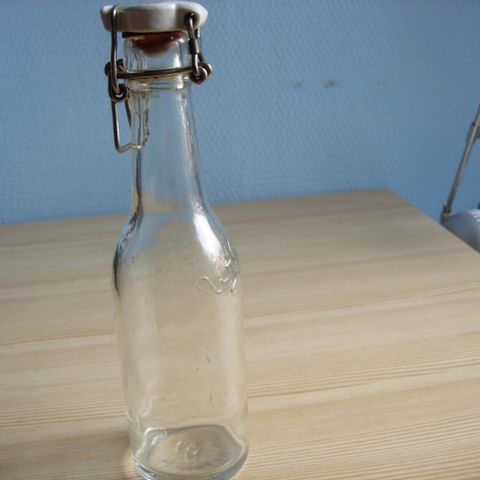 Liten flaske med patentkork fra Urban bryggeriene Aalborg