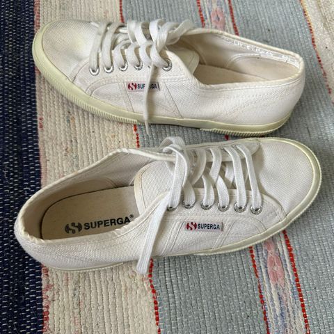 Hvite Superga sneakers, str 40