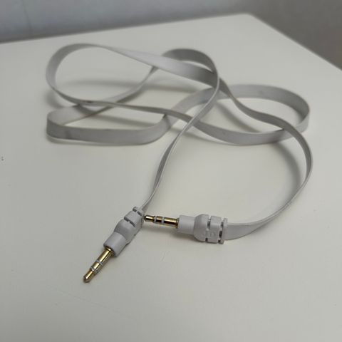 Hvit AUX kabel