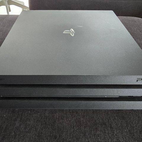 Playstation 4 Pro, 1TB, med kontroller m/ladekabel + HDMI-kabel, Sort farge