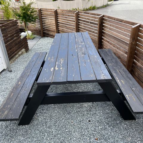 Piknikbord med benk